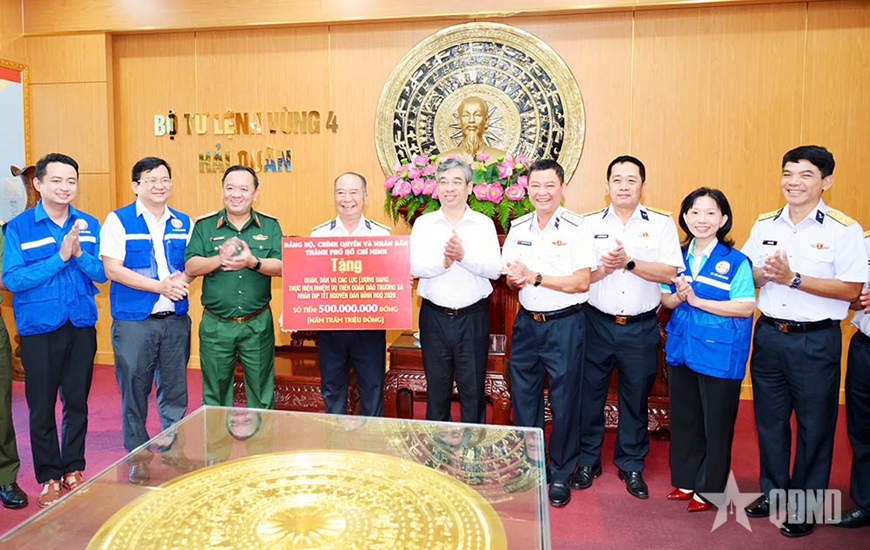 Ho Chi Minh City reinforces bond with forces protecting sea and islands